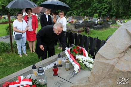 Złożenie kwiatów na grobie Bogumiła Hoffa